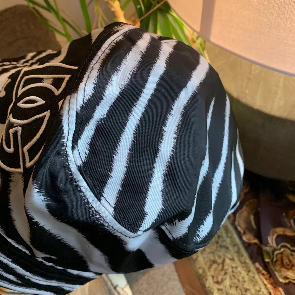Authentic DOLCE & GABBANA ZEBRA PRINT DG LOGO BUCKET HAT - Picture 13 of 14